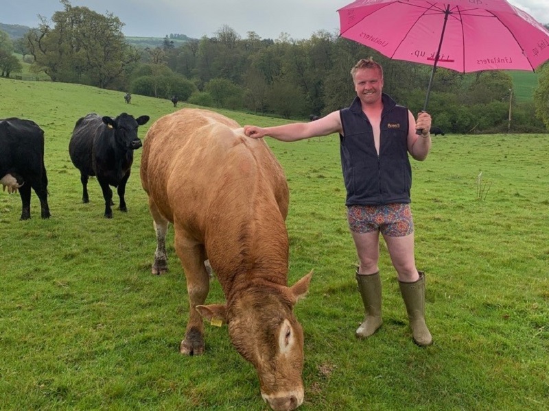 You are currently viewing Farmers raising £1,000s with Bulls Out for Cancer